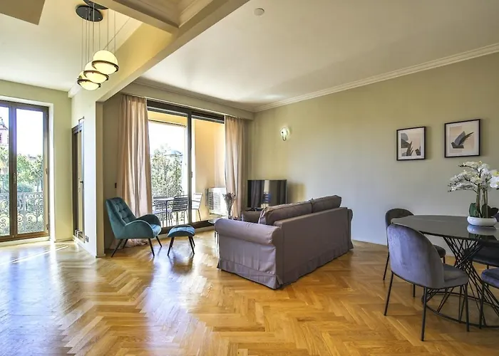Balcon Vue Coulee Verte. Luxe Plein Coeur De Nice